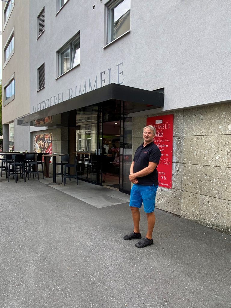 Andreas Rimmele vor der Metzgerei. 