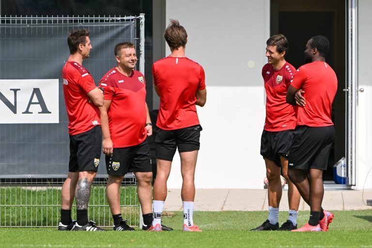 Als Teamplayer liegt ihm sein Staff sehr am Herzen, v. l.: Slaven Skeledzic, Sebastian Brandner, Jonas Hammerschmidt und Louis-Clement Ngwat-Mahop. <span class="copyright">gepa</span>