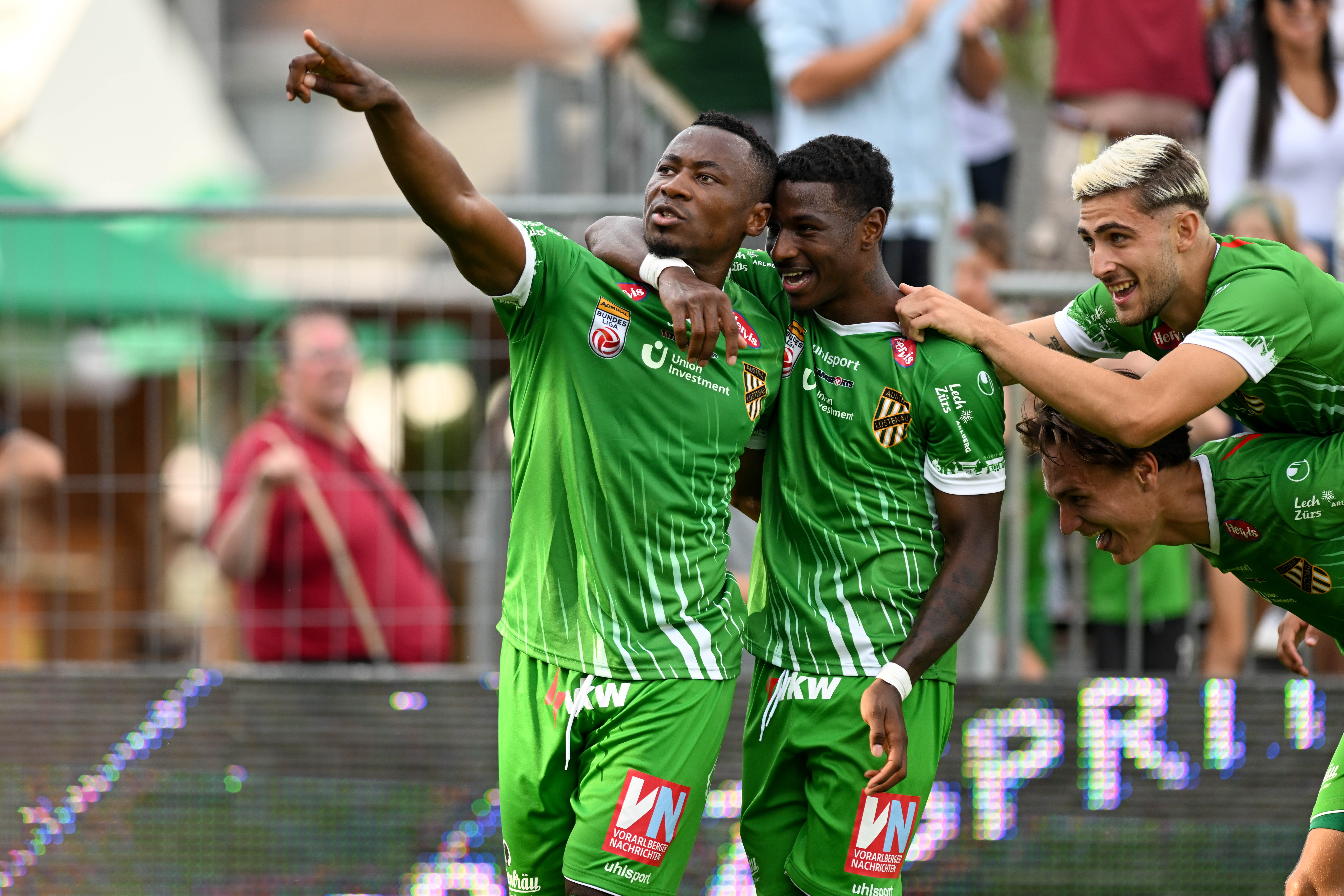 Bryan Teixeira jubelt mit 4:1-Torschütze Michael Cheukoua über den Sieg.