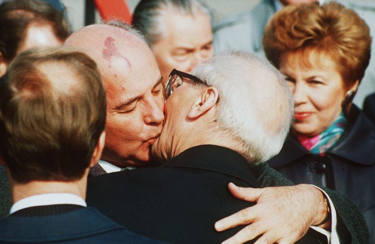 Sozialistischer Bruderkuss zwischen Michail Gorbatschow und DDR-Chef Erich Honecker im damaligen Ost-Berlin 1989. <span class="copyright">AP-Photo/Boris Yurchenko</span>