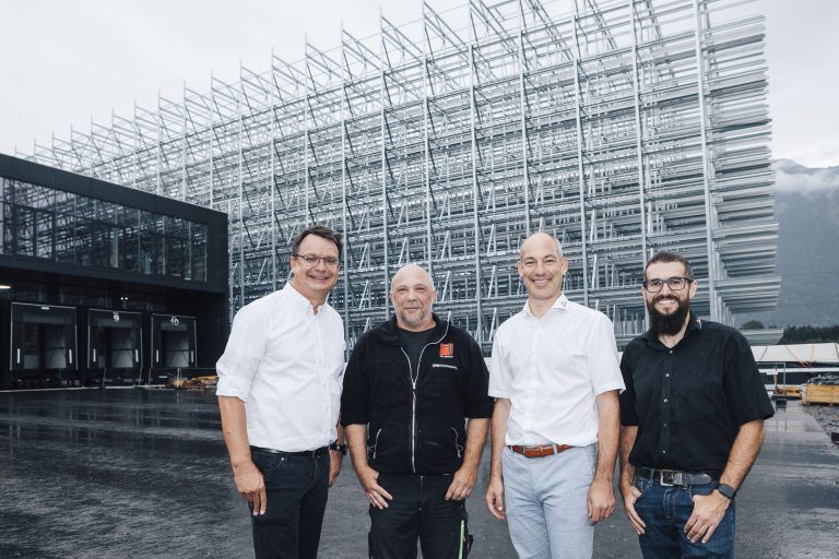 Das Richtfest: Philipp Tomaselli (Geschäftsführer Tomaselli Gabriel Bau), Alexander Blümm (Bauleitung Stahlbau PM-Group), Markus Hämmerle (Geschäftsführer Hämmerle Kaffee) und Dominik Kapeller (Logistik- und Projektmanagement Hämmerle Kaffee).<br><span class="copyright">Hämmerle/Mathis</span>