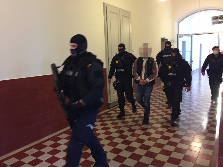 Vorführung eines Untersuchungshäftlings durch Justizwachebeamte am Landesgericht Feldkirch. <span class="copyright">vn-GS</span>