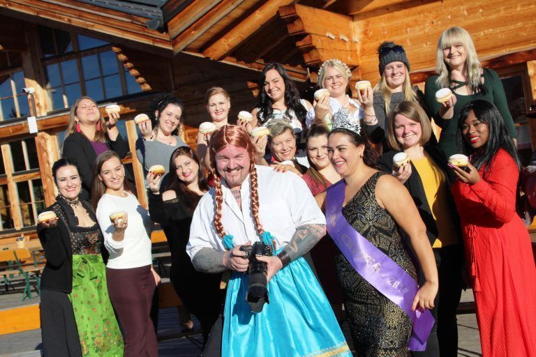 Der (verkleidete) Organisator der Miss Curves Wahl 2018 feiert mit den Finalistinnen auf dem Muttersberg. <span class="copyright">SEEBURGER</span>