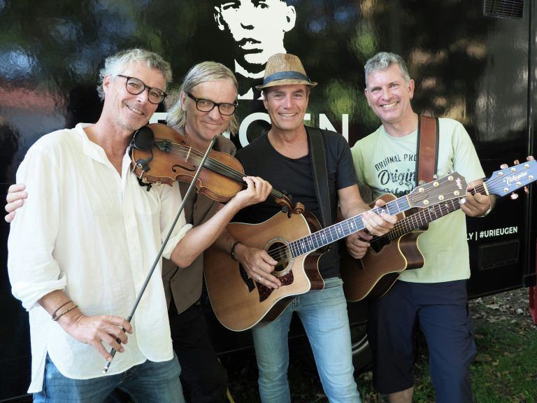 Gastronom Wolfgang Preuß (2.v.l.) mit den "All Right Guys", den Musikern Markus Fritsch und Michael Horner sowie special Guest Reinhard Franz beim großen Opening im Kulturhaus. <span class="copyright">sie</span>