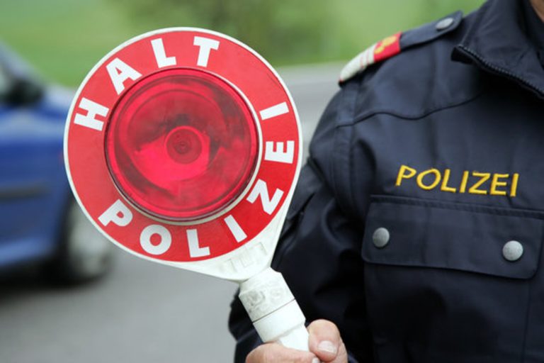 Die falschen Beamten verwendeten zur Anhaltung nicht die übliche rote, sondern eine orangefahrbene Kelle.<span class="copyright"> symbol/adobe stock</span>