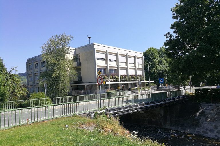 <p class="caption">Die in die Jahre gekommene Samina-Brücke vor dem Rathaus wird saniert.<span class="media-container dcx_media_rtab" data-dcx_media_config="{}" data-dcx_media_type="rtab"> </span><span class="marker">gemeinde</span></p>