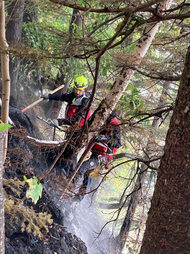 Die Löscharbeiten gestalteten sich aufgrund der Lage des Brandes aufwändig.
