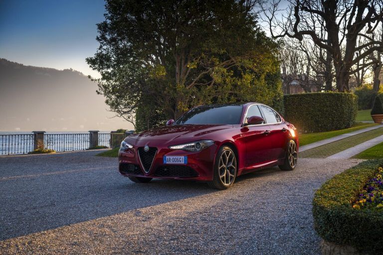 Alfa Romeo Giulia: Die rassige Italienerin, heck- oder 4x4-getrieben, ist in allen PS-Abstufungen (190–510) sportlich. Preis: ab 50.900 Euro.