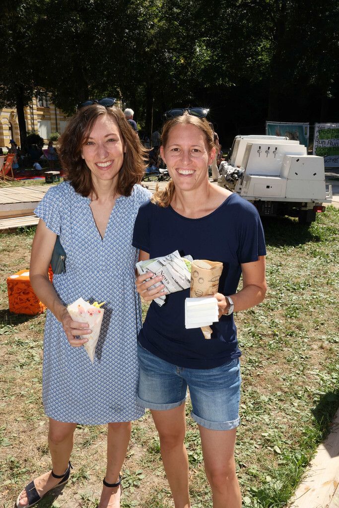 Altes-Kino-Obfrau Katharina Galehr und Eva Konzilia.