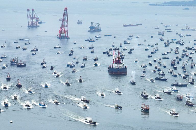 Am ersten Tag der Fischerei-Saison sind in Yangijang in der chinesischen Provinz Guangdong zahlreiche Boote auf dem Meer zu sehen. AFP