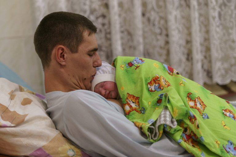 Andrii Dobrelia küsst seinen frisch geborenen Sohn Timur. Der Junge kam in einem Spital in der ukrainischen Donezk-Region zur Welt. AP
