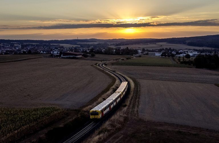Ausgedörrte Felder sind auf der Strecke dieses Regionalzugs bei Wehrheim in der Nähe von Frankfurt zu sehen. AP