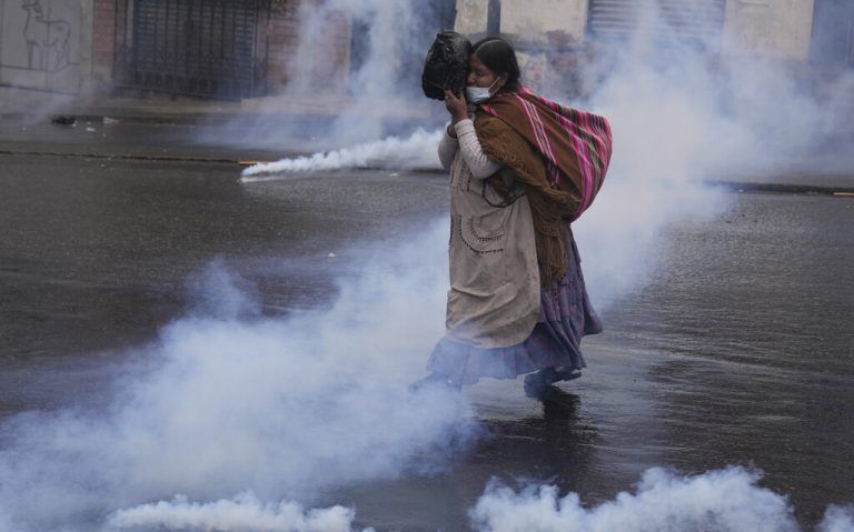 Bauern in La Paz, Bolivien, protestieren gegen die niedrigen Preise. Immer wieder kommt es zu Zusammenstößen mit der Polizei. AP