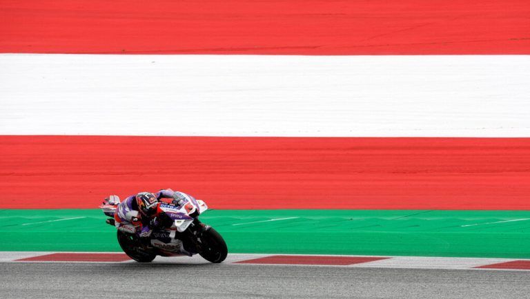 Beim Grand Prix der Moto-GP auf dem Red Bull Ring in Spielberg: Der Franzose Johann Zarco vor einer riesigen Österreich-Fahne. REUTERs
