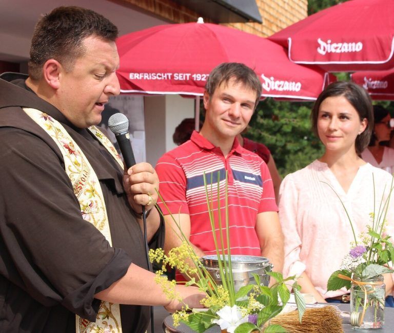 Belinda und Mathias Fritz, Pater Johannes Kolasa, der Gottes Segen erbat. stp/4