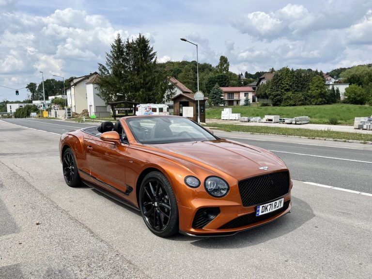 Bentley Continental GT Convertible V8: Edler Freiluft-Sportler aus England, heckbetont allradgetrieben, mit 550 PS und 770 Nm aus einem 4,0-Liter-Biturbobenziner würdig motorisiert, bis zu 318 km/h schnell. Das Verdeck öffnet auf Tastendruck in 19 Sekunden. Preis: ab 196.100 Euro.