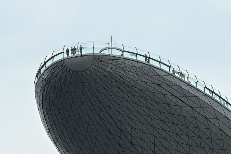 Besucher lassen von der Aussichtsplattform des Hotels Marina Bay Sands in Singapur den Blick in die Ferne schweifen. AFP
