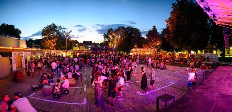 Das Außengelände wurde heuer etwas verkleinert. „Dadurch ist es kompakter geworden“, resümiert Herwig Bauer. Poolbar