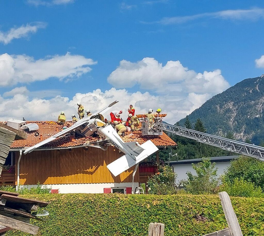 Kleinflugzeug  stürzte auf Dach