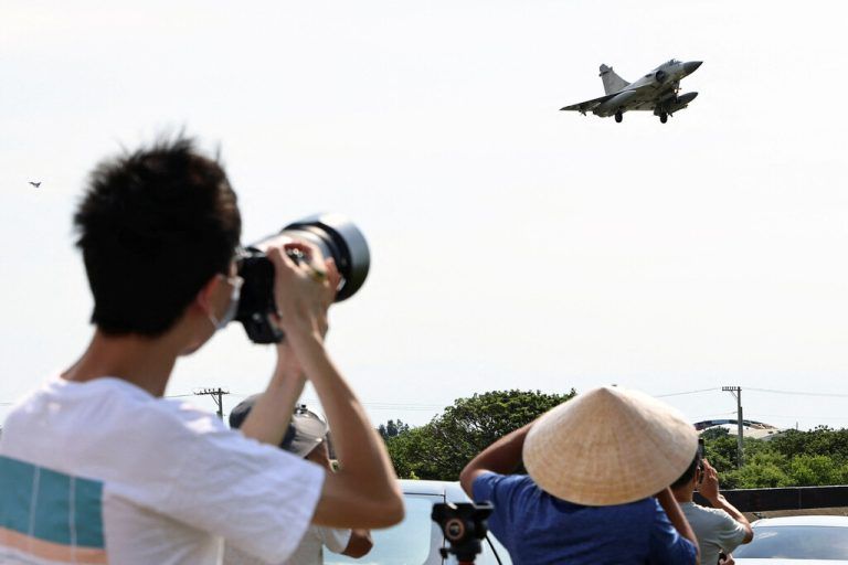 Das militärische Muskelspiel zieht Schaulustige an.Reuters