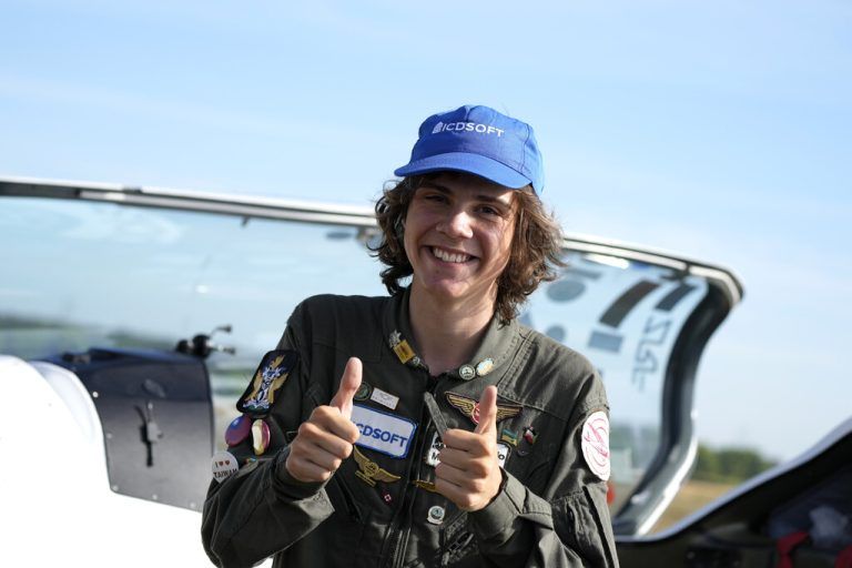 Der 17-jährige Mack Rutherford stammt aus einer Pilotenfamilie und steuerte bereits mit sieben Jahren zum ersten Mal ein Flugzeug. AP