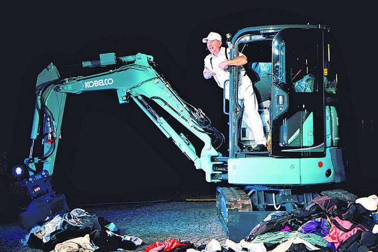 Der Bagger gehört zum Bühnensetting. Caro Stark