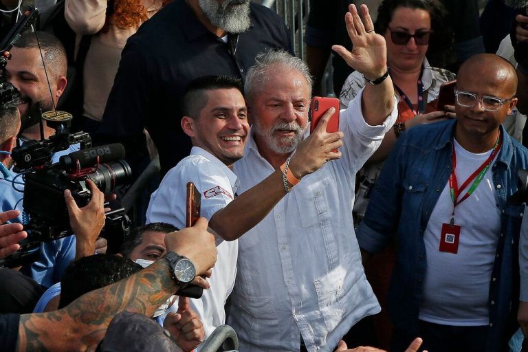 Der brasilianische Präsidentschaftskandidat der linken Arbeiterpartei und ehemalige Präsident (2003-2010), Luiz Inacio Lula da Silva, macht während des Starts seiner Kampagne für die nationalen Wahlen im Oktober auf einer Kundgebung ein Selfie in einer Autofabrik in Sao Paulo, Brasilien. AFP/SCHINCARIOL