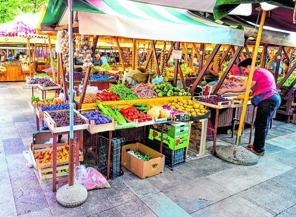 Bunter Markt und köstlicher Likör