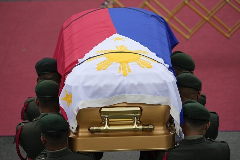 Der ehemalige Präsident der Philippinen, Fidel Ramos, wurde mit einem Staatsbegräbnis geehrt. Er verstarb mit 94 Jahren. AP