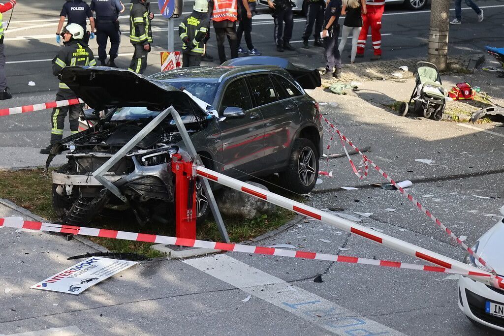 Auto erfasst Mutter samt Kinderwagen