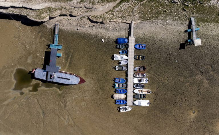 Der Fluss Doubs ist aufgrund der langanhaltenden Dürre stellenweise ausgetrocknet. In Les Brenets in der Schweiz liegen Boote auf Grund. Reuters