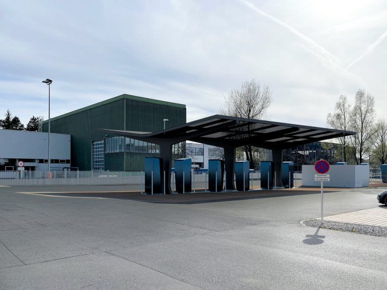 Der Ladepark in Bregenz ist öffentlich zugänglich. Weitere fünf Stationen entlang der Autobahn folgen. illwerke vkw