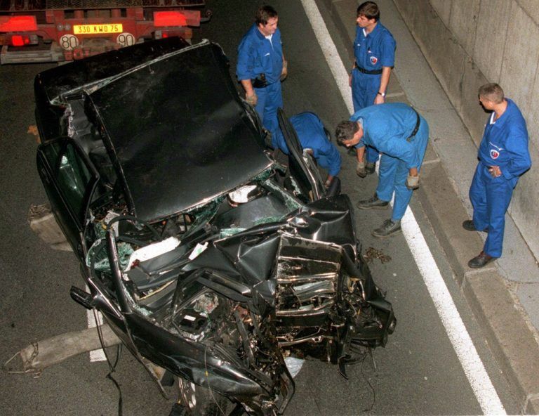 Der Wagen war an einer Betonsäule zerschellt. ap
