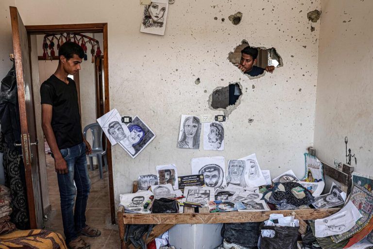 Die Brüder der 22-jährigen palästinensischen Künstlerin Diana al-Amour, die Berichten zufolge durch israelische Bombenangriffe getötet worden war, inspizieren ihr ehemaliges Zimmer in ihrem Familienhaus im südlichen Gazastreifen. AFP/ KHATIB