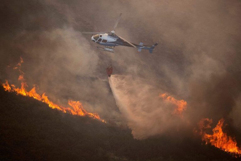 Die Feuerwehr kämpft gegen einen Waldbrand in der Nähe von Lobeira im Nordwesten Spaniens. AFP