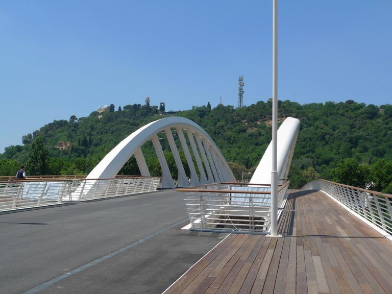 Die Handläufe der Tiberbrücke „Ponte de la musica“ in Rom sind aus Vorarlberger Esche, vorbearbeitet von Frick Burtscher, hergestellt.   Fa