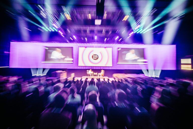 Die Interactive West ist am Puls der Zeit: Insgesamt über 20 Speaker werden in diesem Jahr auf der großen Bühne und in den Masterclasses zu sehen sein. IAW/Sams