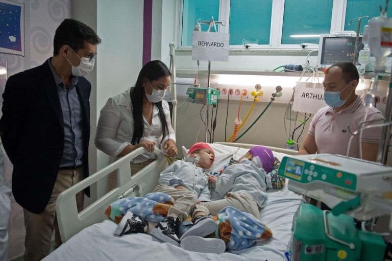 Die knapp vierjährigen Zwillingsbrüder Bernardo (l.) und Arthur können sich jetzt nach der OP in Brasilien anschauen. AFP/RIO DE JANEIRO STATE HEALTH DEPARTMENT/ A. PEREIRA