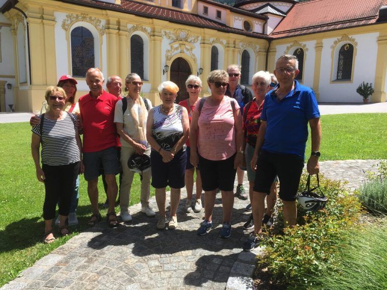 Die Lustenauer Senioren im Garten von Stift Stams. sb Lustenau