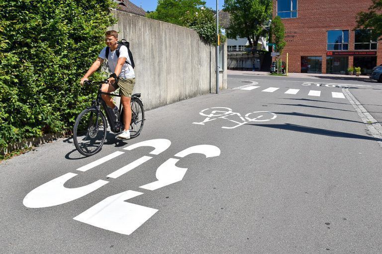 Die Markierungen, wie hier in der Straße „Am Dorfplatz“, wurden bereits aufgebracht. Insgesamt gibt es Lochau fünf neue Fahrradstraßen. Gemeinde