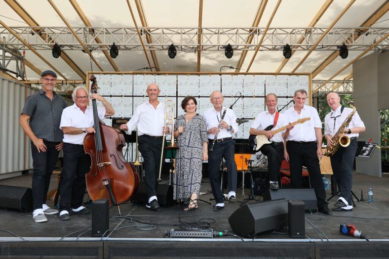 Die Seniorenband „Schani‘s Seven“ mit Sängerin und Pianistin Anouk Ioliat in Aktion.