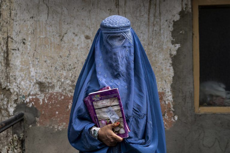 Die Taliban in Afghanistan verbieten Mädchen Bildung. Einige Eltern schicken ihre Töchter unter großer Gefahr in Untergrundschulen. AP