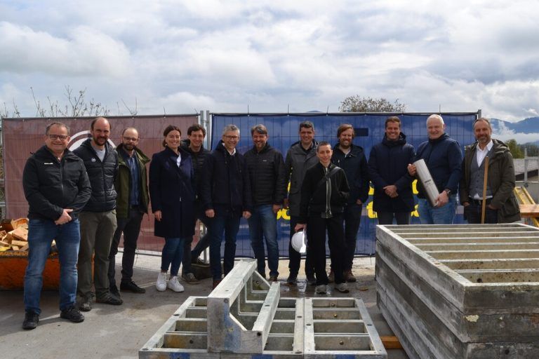 Die Wohnbauselbsthilfe Vorarlberg errichtet derzeit gemeinsam mit dem Bauunter­nehmen Nägele Hoch- und Tiefbau 55 Wohnungen im Vorach in Lustenau. Im Spätsommer 2023 ist die Fertigstellung und die Übergabe der Wohnungen geplant. Entsprechend prominent war der Spatenstich besucht. FA