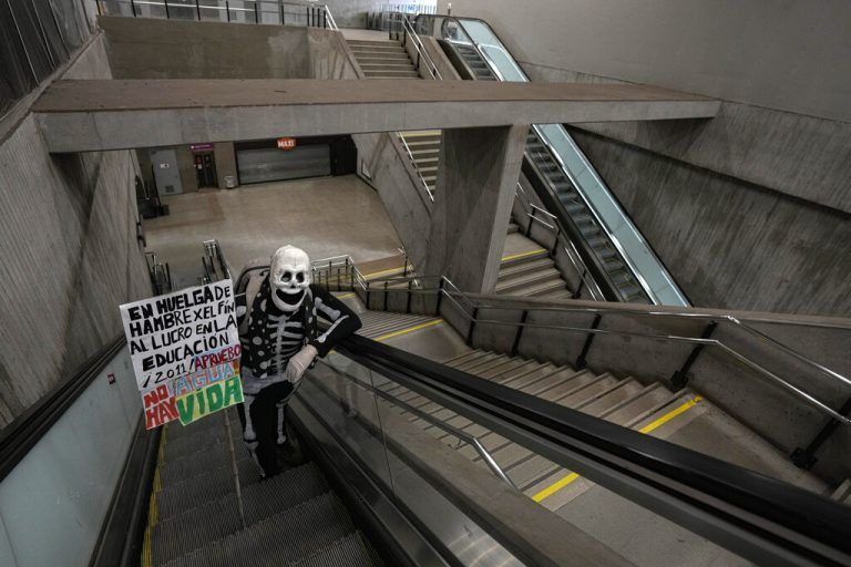 Dieser Student macht sich auf den Weg zu einer Demo für die neue Verfassung Chiles - am 4. September findet die Volksabstimmung statt. AP