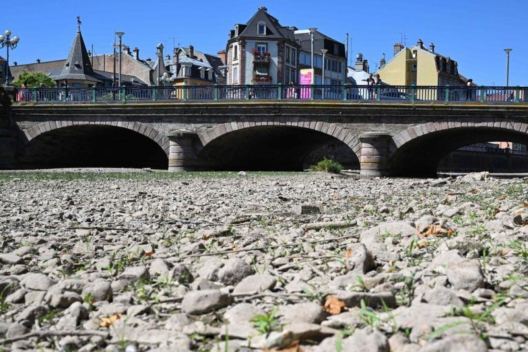 Durch die Klimakatastrophe werden lange Dürreperioden zum Problem. Die Auswirkungen sind schon jetzt am französischen Fluss La Savoureuse zu sehen. AFP