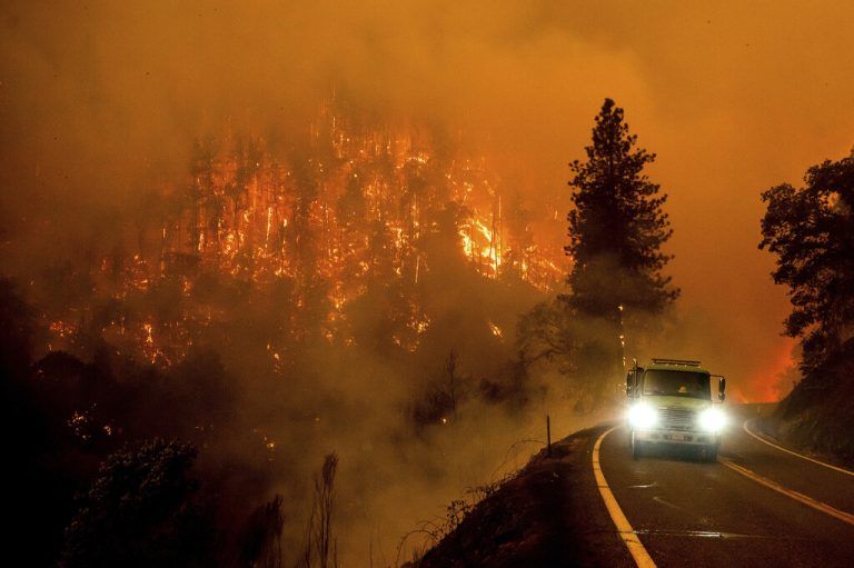 Ein Feuerwehrauto fährt den Highway 96 entlang, während das McKinney-Feuer im Klamath Nationalforst in Kalifornien brennt. AP