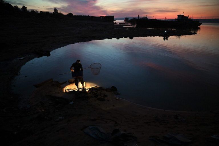 Ein Fischer steht am Ufer des Poyang Sees, dem größten Süßwassersee Chinas, in der Provinz Jiangxi. AFP