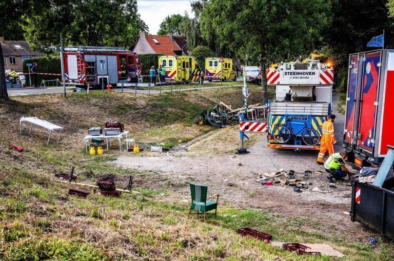 Ein Lkw kam von einer Straße auf einem Deich ab und fuhr mitten in das Fest. AFP