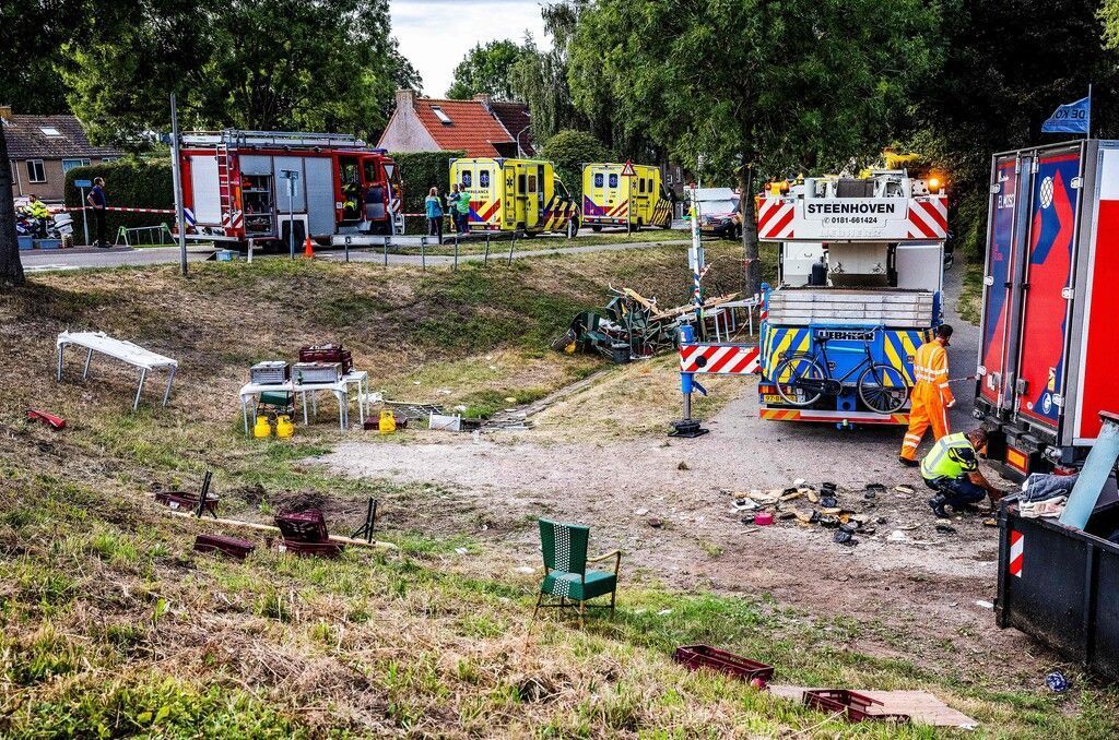 Lkw kracht bei Rotterdam in Grillfest: sechs Tote