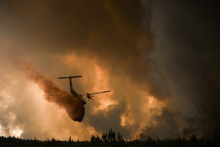 Ein Löschlugzeug wirft während eines Lauffeuers in der Nähe von Belin-Beliet im Südwesten Frankreichs Brandschutzmittel über einen Wald ab. AFP/ LOPEZ